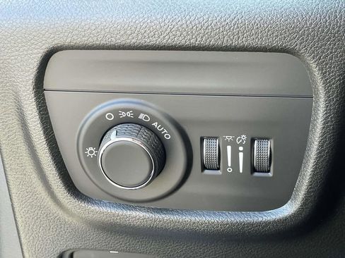 New 2025 Jeep Grand Cherokee Altitude image 28