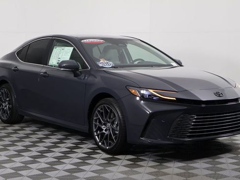 Used 2026 Toyota Camry XLE AWD/4WD image 3