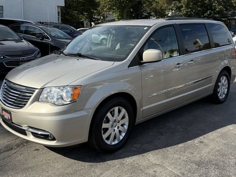 Used 2016 Chrysler Town & Country Touring w/ Driver Convenience Group image 6