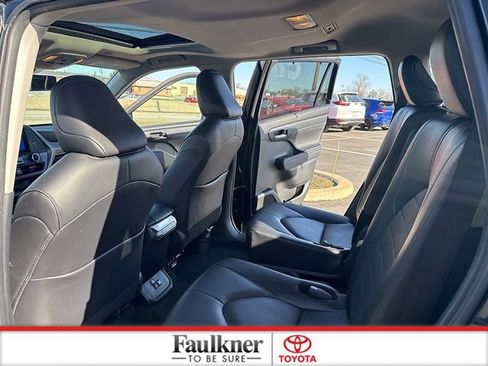 Used 2024 Toyota Highlander XLE image 11
