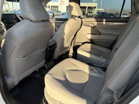 Used 2022 Toyota Highlander Limited image 19