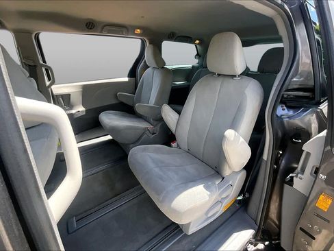 Used 2013 Toyota Sienna L FWD image 18