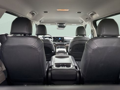 Used 2025 Kia Carnival FWD image 11