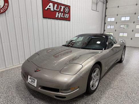 Used 1999 Chevrolet Corvette Coupe w/ Performance Handling Pkg RWD image 2