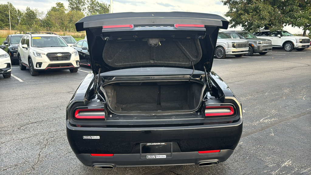 Used 2018 Dodge Challenger SXT RWD image 9
