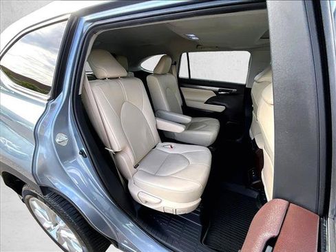 Used 2021 Toyota Highlander Limited FWD image 26