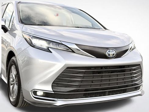 Used 2023 Toyota Sienna XLE image 5