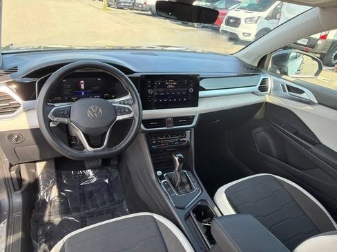 Used 2025 Volkswagen Taos SE FWD image 15