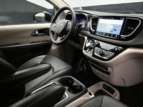 Used 2024 Chrysler Pacifica Touring-L FWD image 12