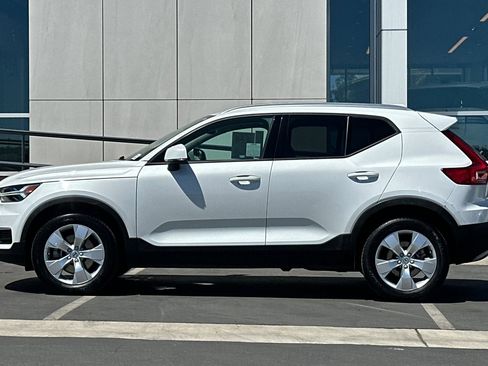Used 2022 Volvo XC40 T5 Momentum image 6