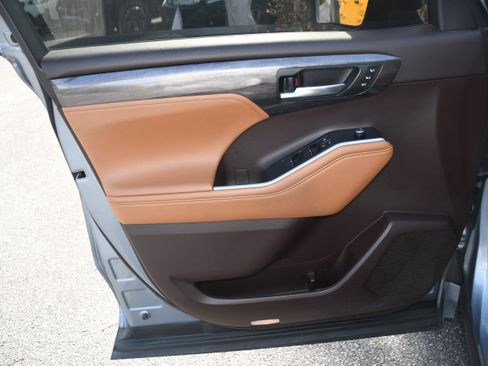 Used 2021 Toyota Highlander Platinum image 10