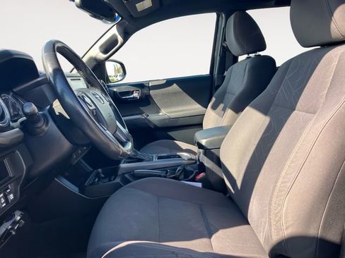 Used 2017 Toyota Tacoma TRD Sport w/ Tow Package (A/T) image 9