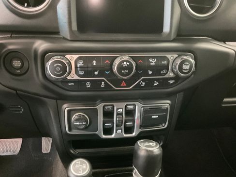 Used 2018 Jeep Wrangler Unlimited Sahara AWD/4WD image 17