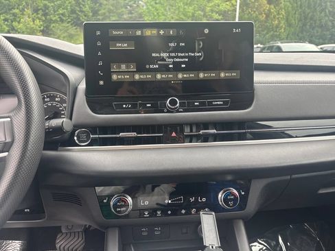 Used 2025 Mitsubishi Outlander SE FWD image 13