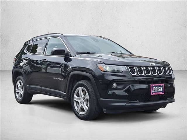 Used 2024 Jeep Compass Latitude AWD/4WD image 3