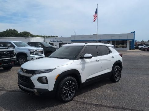 Used 2023 Chevrolet TrailBlazer ACTIV w/ Convenience Package FWD image 2