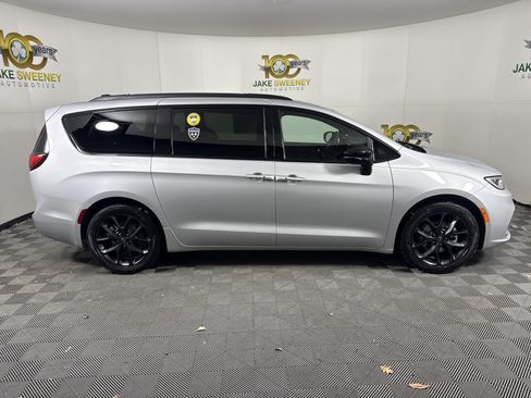 New 2026 Chrysler Pacifica Select w/ S Appearance Package FWD image 11
