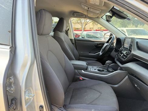 Used 2022 Toyota Highlander LE FWD image 28