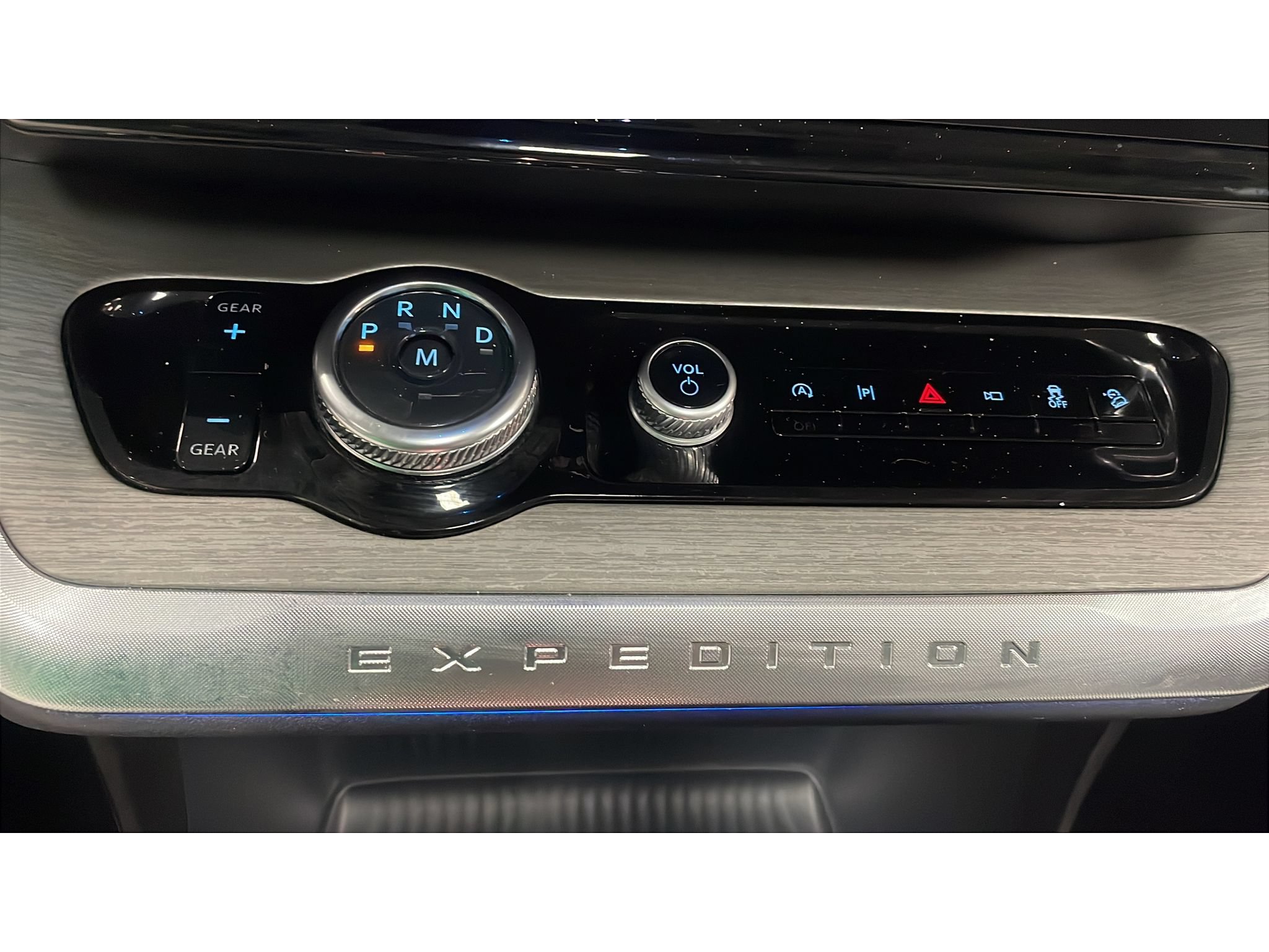 Used 2025 Ford Expedition Platinum w/ Driver's Package AWD/4WD image 14