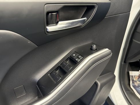 Used 2022 Toyota Highlander XLE image 11