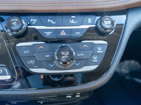 Used 2017 Chrysler Pacifica Limited w/ UConnect Theater Package image 20