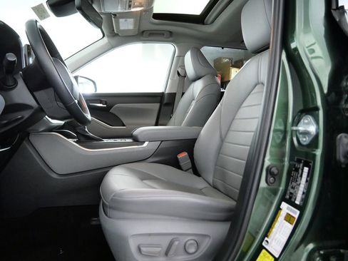 Used 2023 Toyota Highlander XLE AWD/4WD image 19
