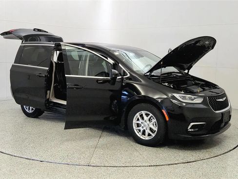 Used 2023 Chrysler Pacifica Touring-L FWD image 9