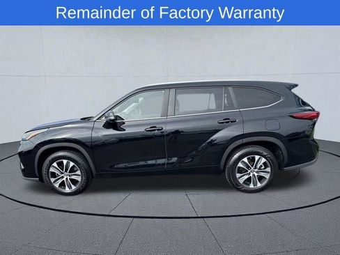 Used 2023 Toyota Highlander XLE FWD image 2