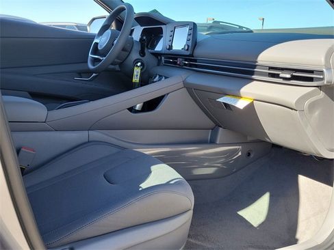 New 2025 Hyundai Elantra SE image 16