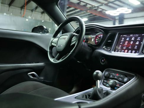 Used 2016 Dodge Challenger R/T image 39