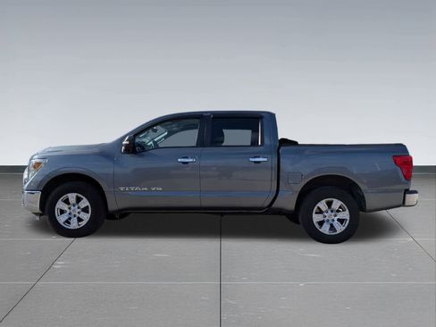 Used 2018 Nissan Titan SV image 3