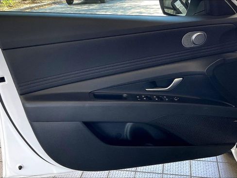 Used 2025 Hyundai Elantra Limited image 2