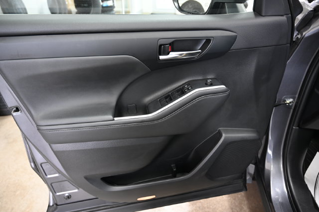 Used 2023 Toyota Highlander XLE AWD/4WD image 28