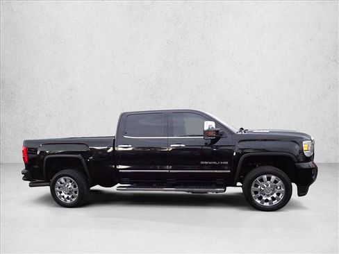 Used 2019 GMC Sierra 2500 Denali w/ Duramax Plus Package AWD/4WD image 5