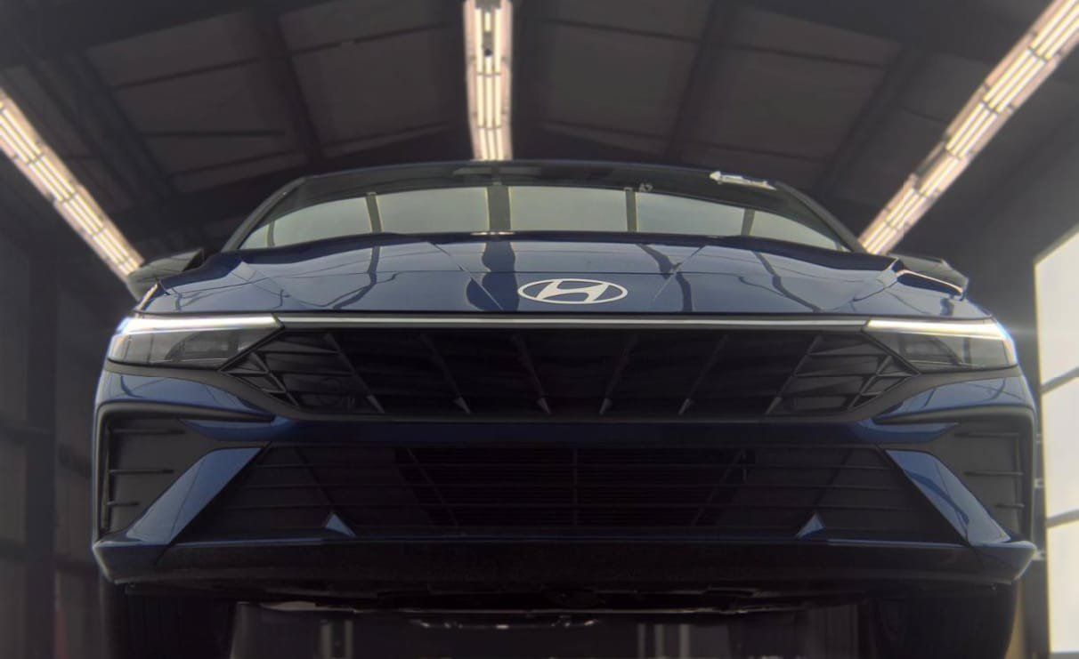 Used 2025 Hyundai Elantra Sport FWD image 3