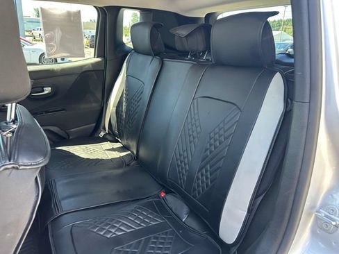 Used 2016 Jeep Renegade Latitude w/ Cold Weather Group FWD image 20