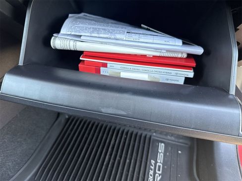 Used 2025 Toyota Corolla Cross XLE image 35