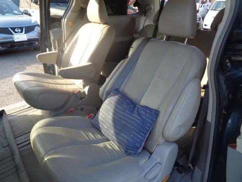 Used 2012 Toyota Sienna XLE image 37