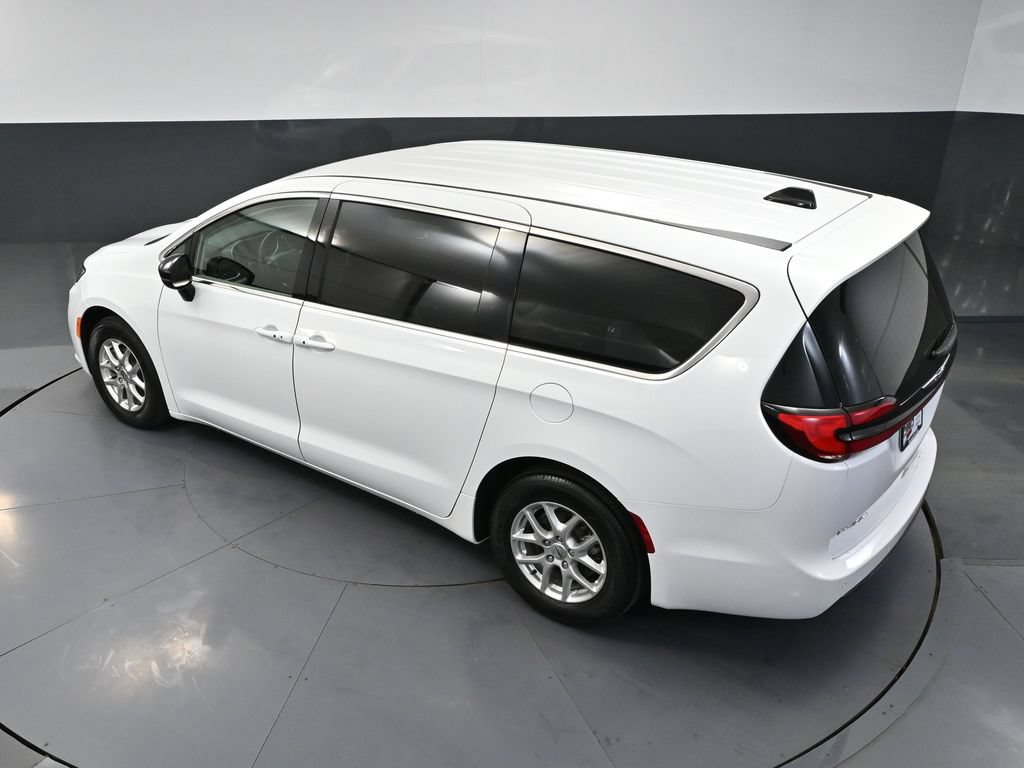 Used 2024 Chrysler Pacifica Touring-L FWD image 46
