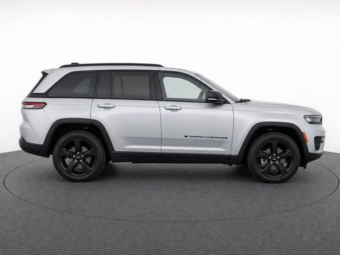 Used 2025 Jeep Grand Cherokee Altitude RWD image 2