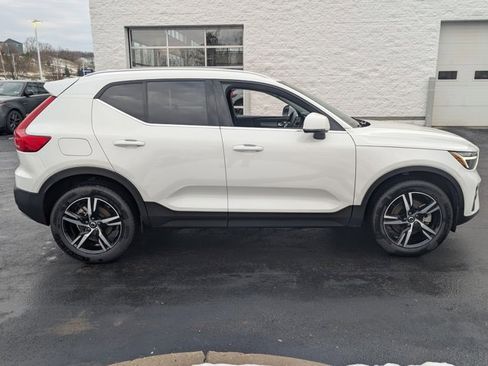 Used 2025 Volvo XC40 B5 Core image 6