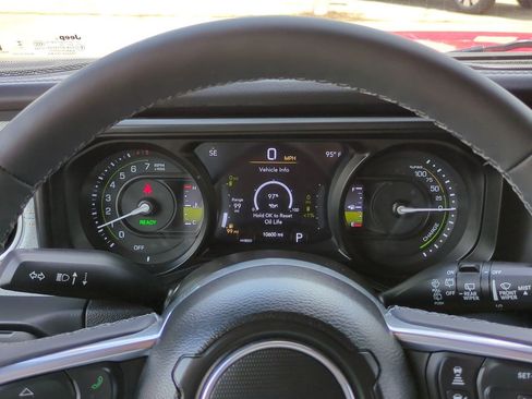 Used 2025 Jeep Wrangler Unlimited Sahara w/ Safety Group AWD/4WD image 25