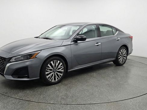 Used 2025 Nissan Altima 2.5 SV image 3