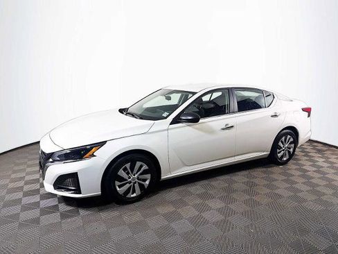 Certified 2025 Nissan Altima 2.5 S FWD image 1