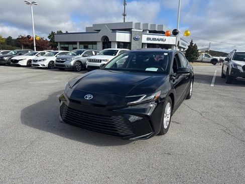 Used 2025 Toyota Camry LE image 3