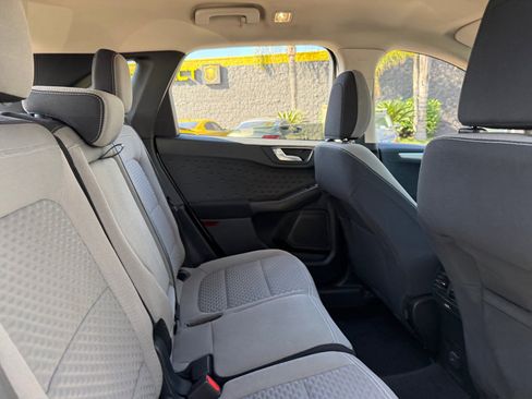 Used 2020 Ford Escape SE image 17