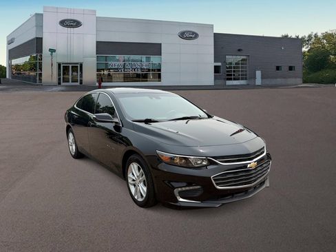 Used 2018 Chevrolet Malibu LT w/ Leather Package FWD image 2