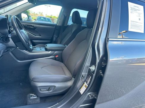 Used 2025 Toyota Highlander LE image 37