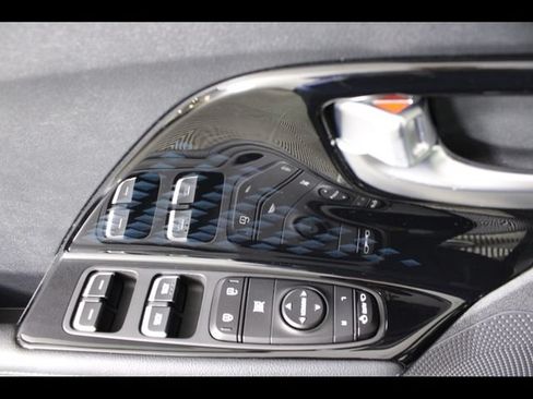 Used 2020 Kia Niro EX Premium w/ Cold Weather Package FWD image 18