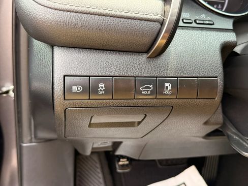 Used 2020 Toyota Camry SE FWD image 19